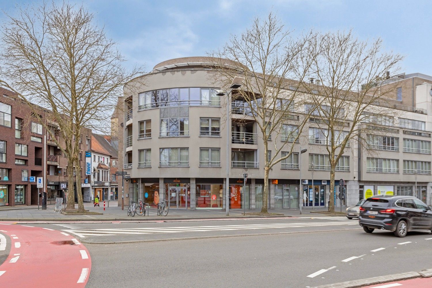 Ruim en stijlvol appartement met 2 slaapkamers, terras en 1 parkeerplaats foto {{pictureIndex}}