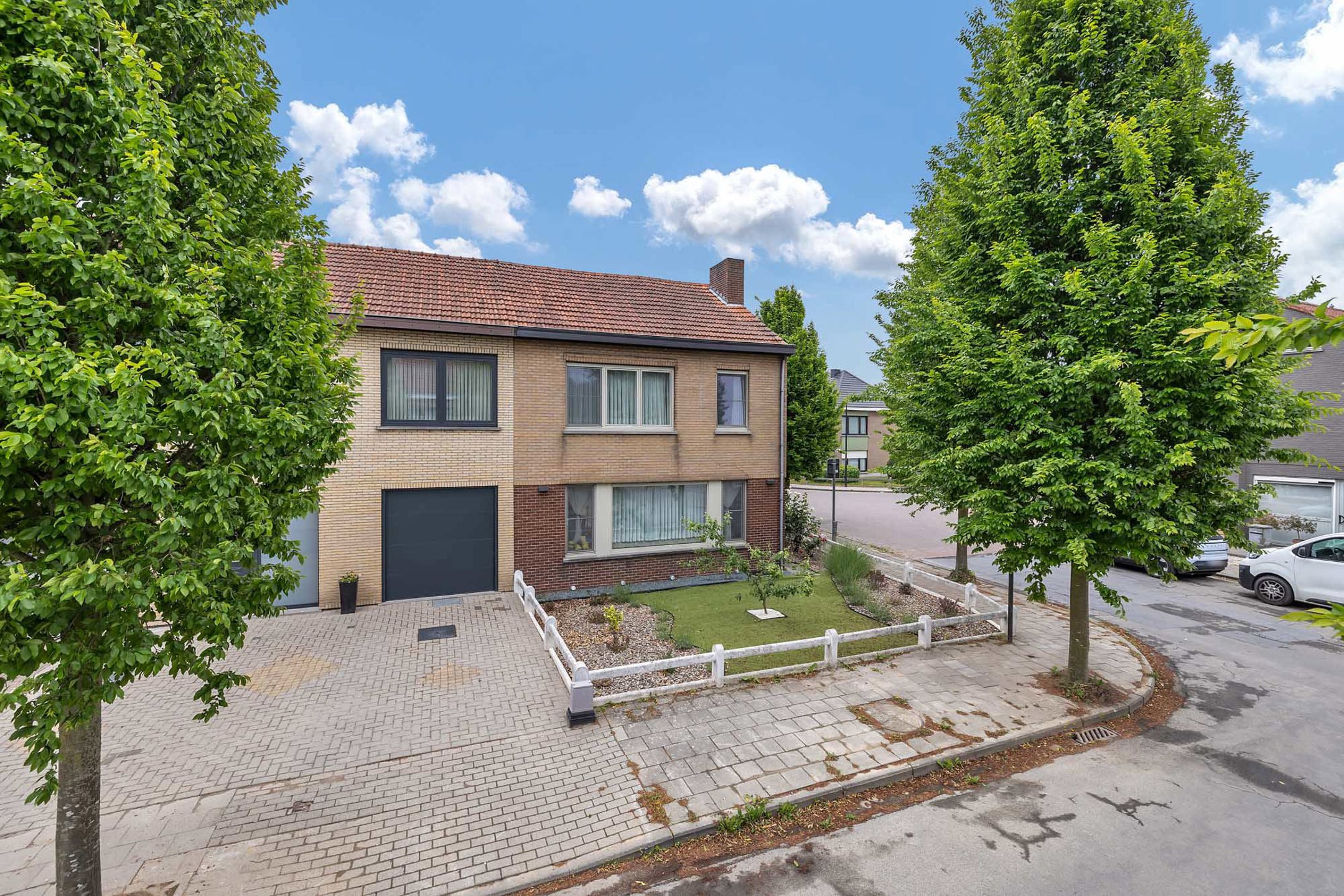 Te renoveren woning met drie slaapkamers en garage foto 2