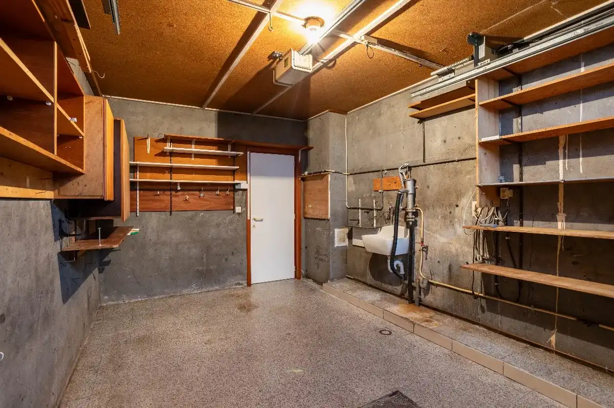 Karaktervolle deels te renoveren woning met veel potentie foto 15