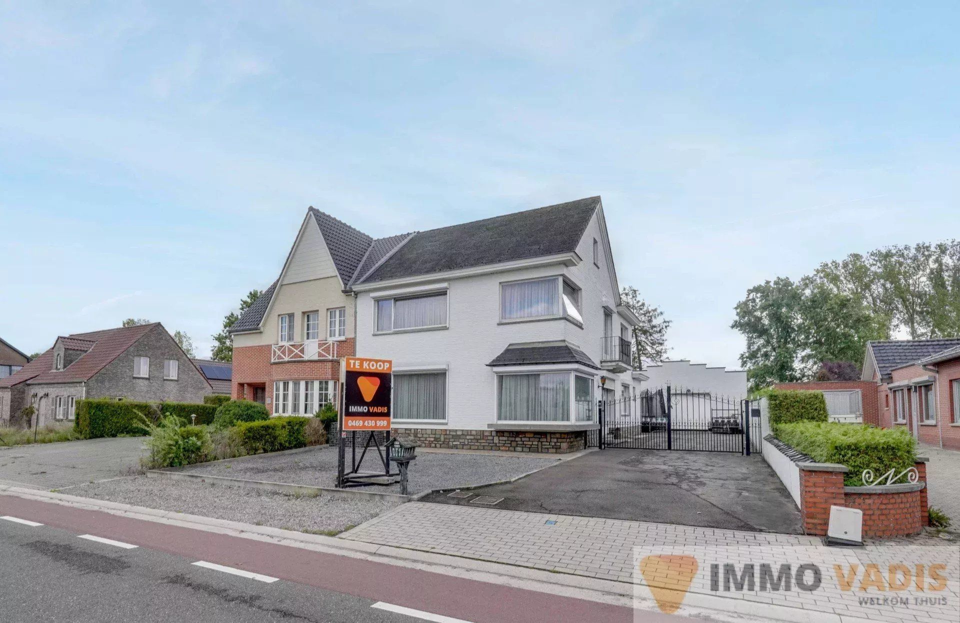Ruime halfopen bebouwing op rustige locatie foto 2