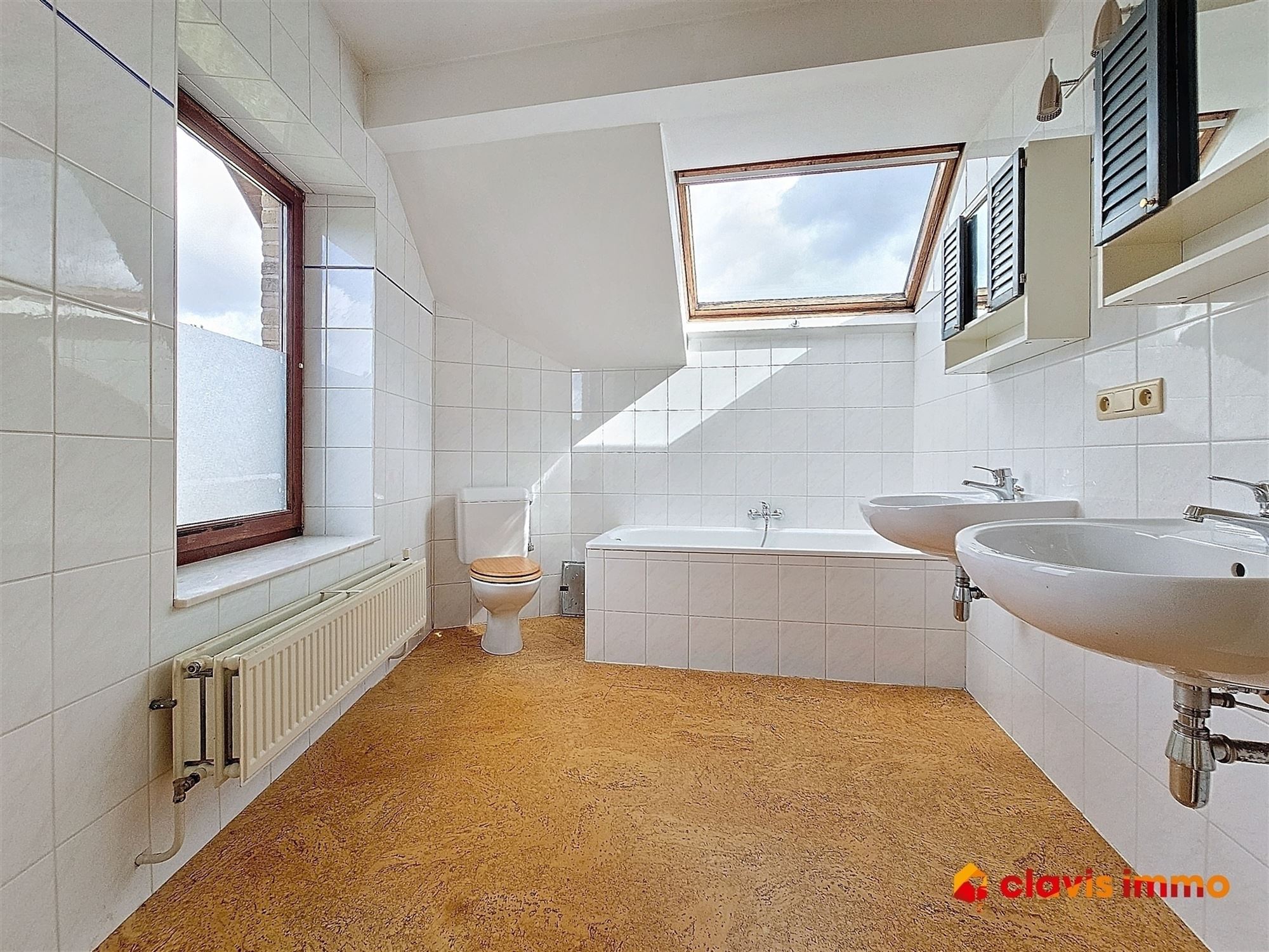 Appartementsgebouw met twee eenheden en huisje foto 14