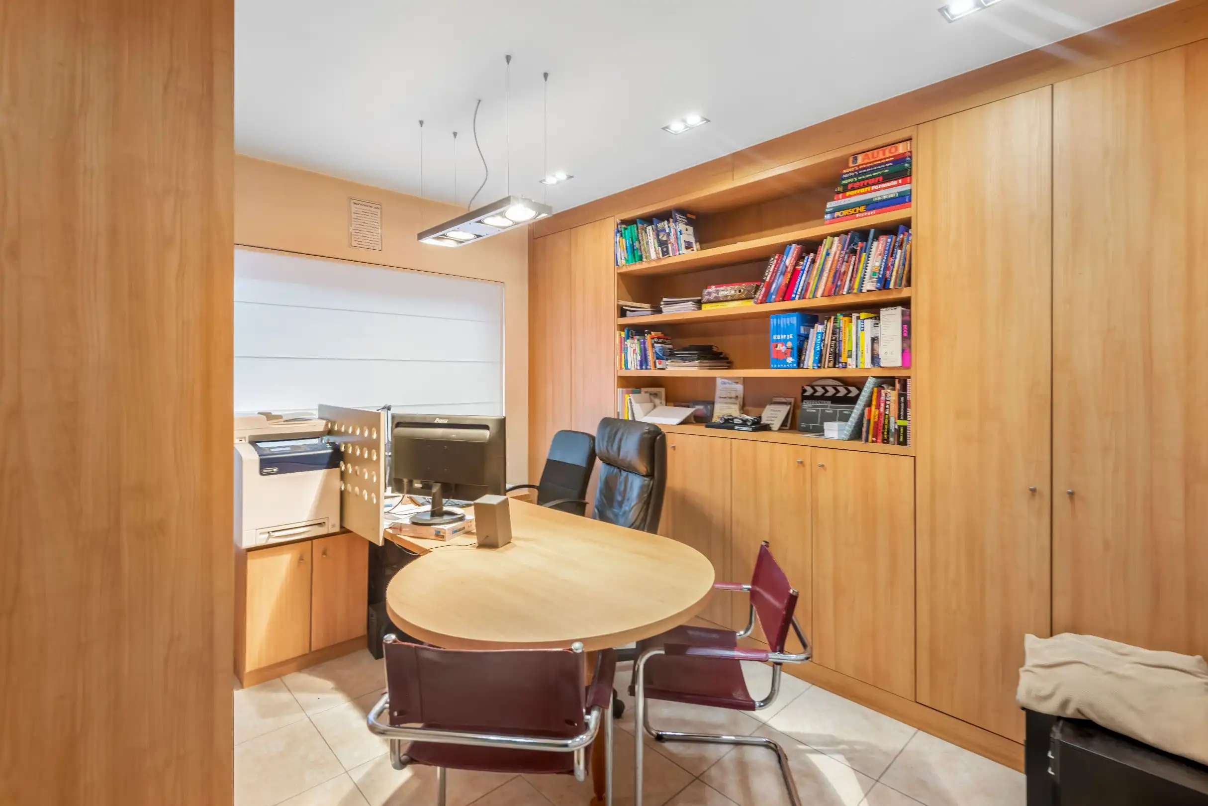 Ruime Bel-étage woning gelegen in het centrum van Knokke met garage/loods van 135m² foto 11