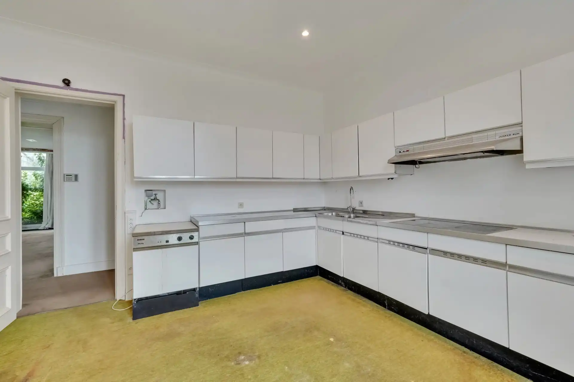 Statig landhuis in klassieke stijl met Wirtz-tuin foto 12