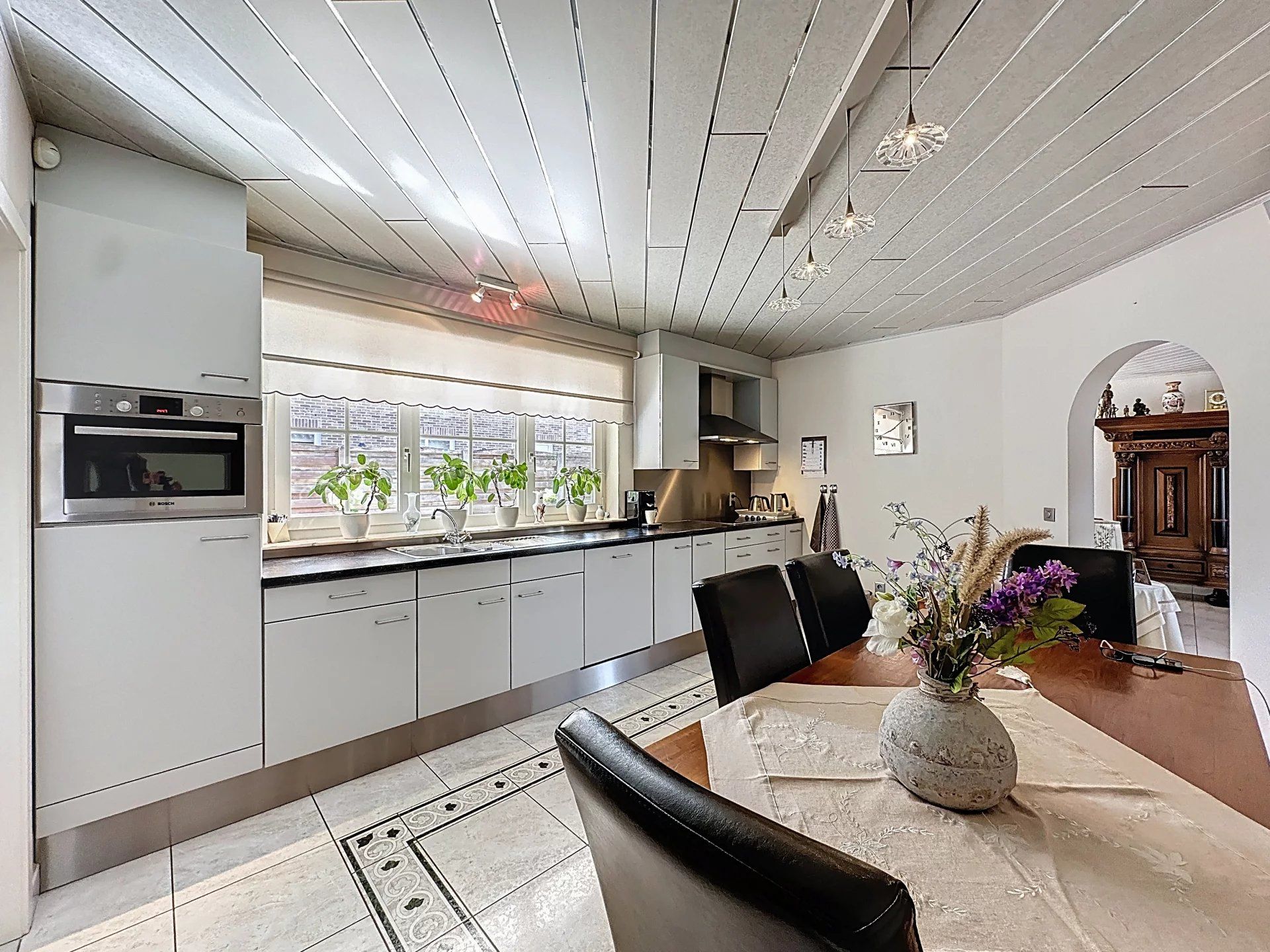 Mooie, vrijstaande woning gelegen op een perceelsgrootte van 9 are, met maar liefst 4 slaapkamers en een ruime dubbele garage. foto 10