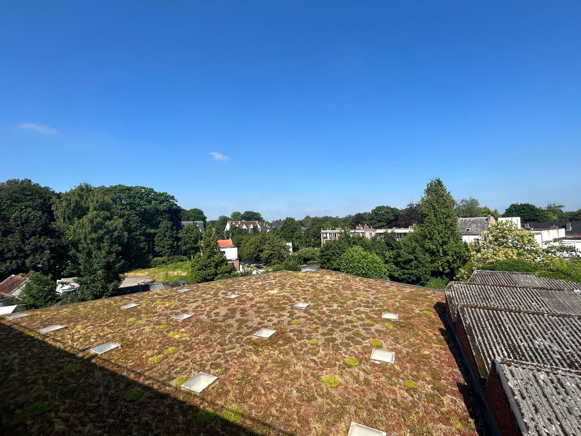 In 't centrum van Brasschaat op de derde verdieping, een instapklaar appartement van 114 m² met 2 parkingplaatsen. foto 16