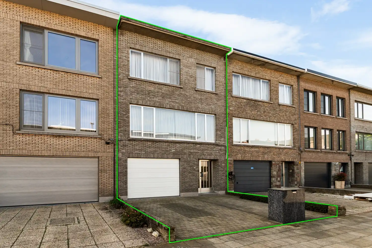 Charmante bel-etage met 4 slaapkamers, tuin en garage met oprit in Deurne! foto 2