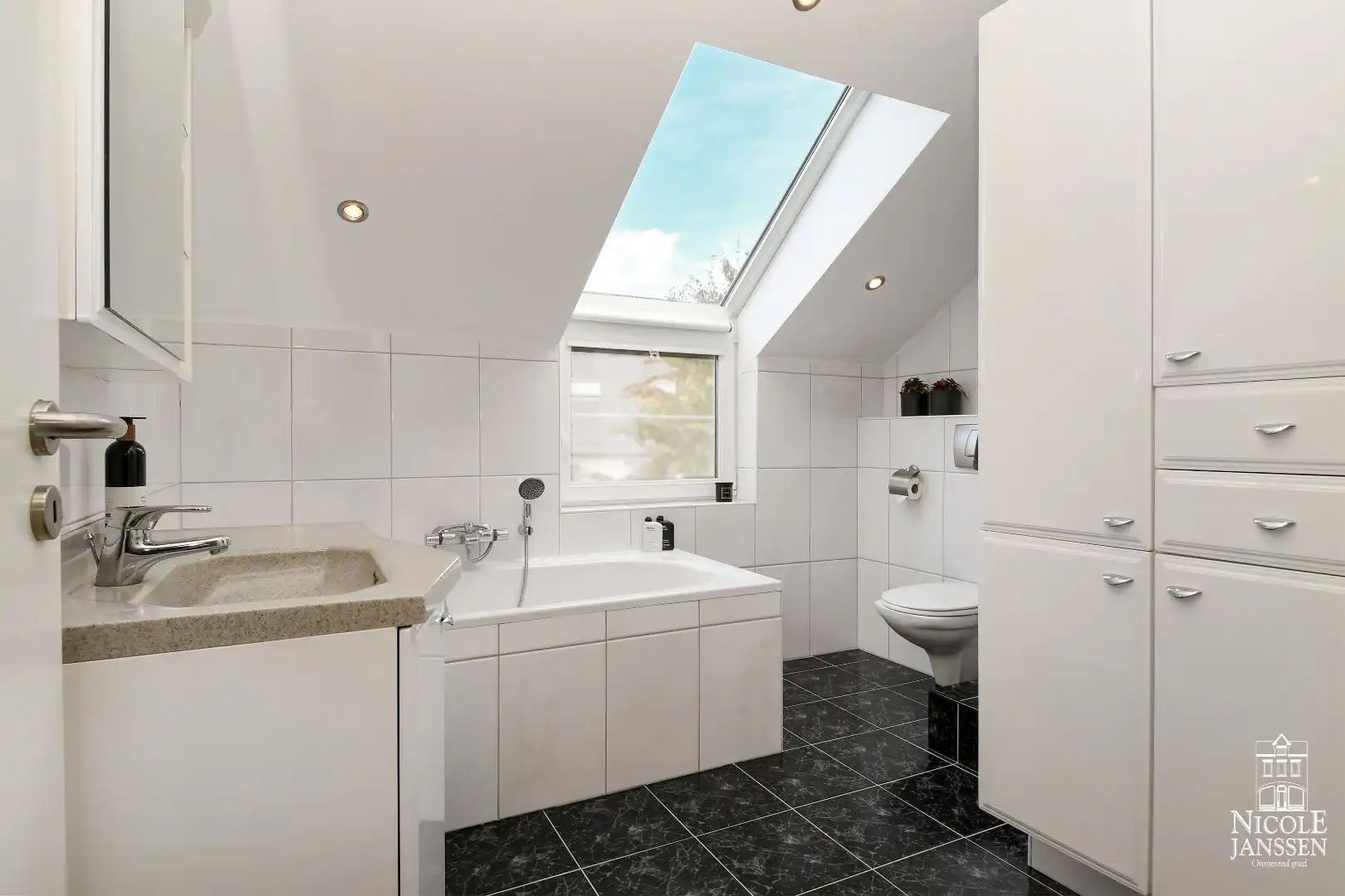 Instapklaar en ruim ingedeeld woonhuis met tuin foto 16