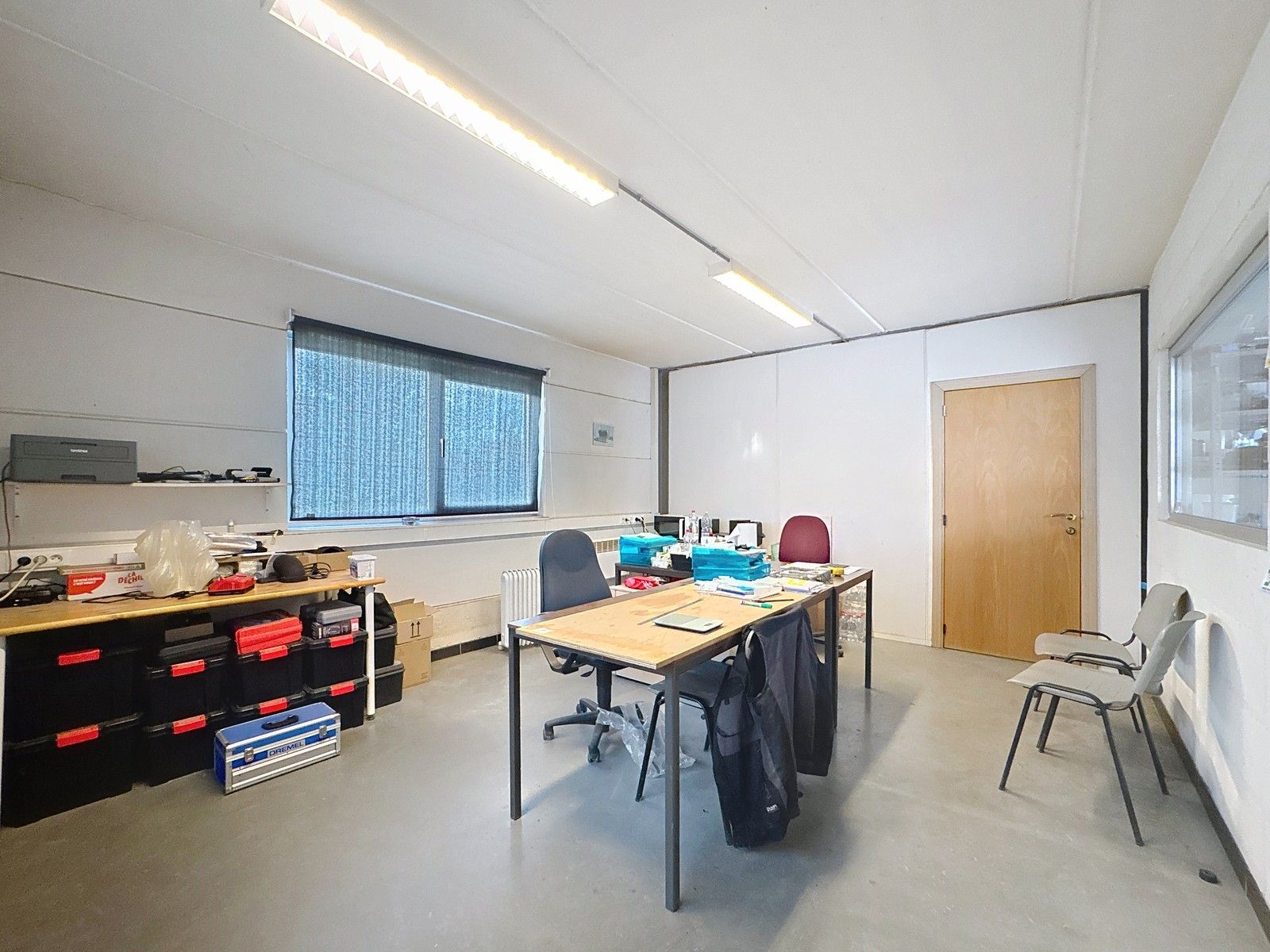 Instapklaar BEDRIJFSPAND te koop in Zedelgem, bestaande uit magazijn (480m²) met geïntegreerde kantoorruimten en grotendeels verhard buitenterrein! Op industriezone. foto 11