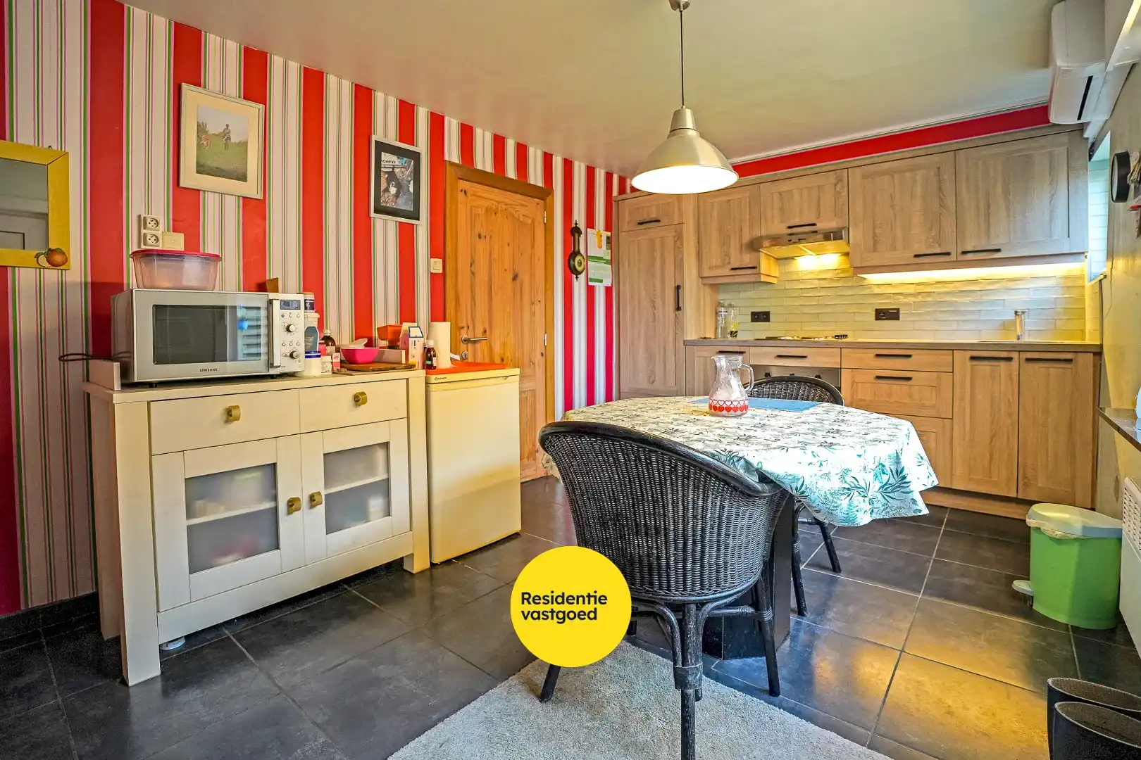 Alleenstaande woning met veel potentieel op 655m² te Houthulst. foto 4