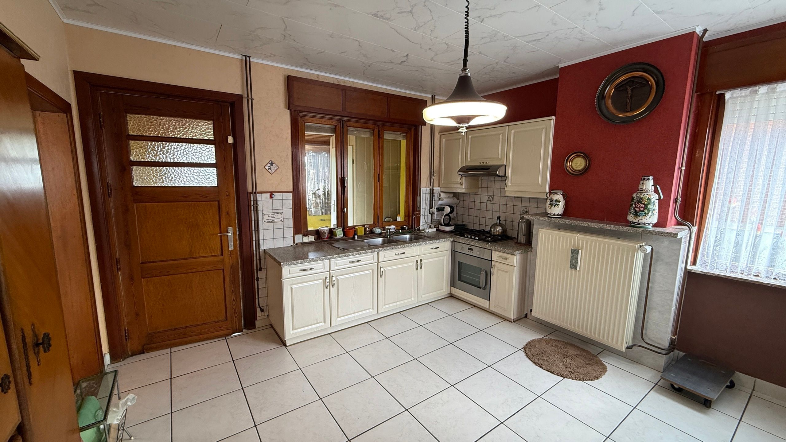 Charmante, te renoveren woning met veel potentieel foto 5