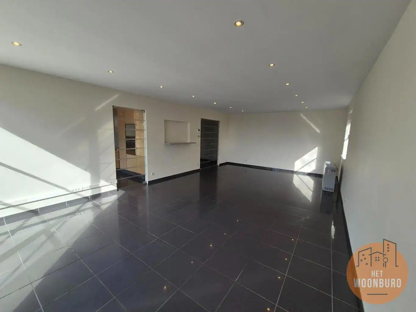 Ruim appartement met kelder en 2 autostaanplaatsen foto 7