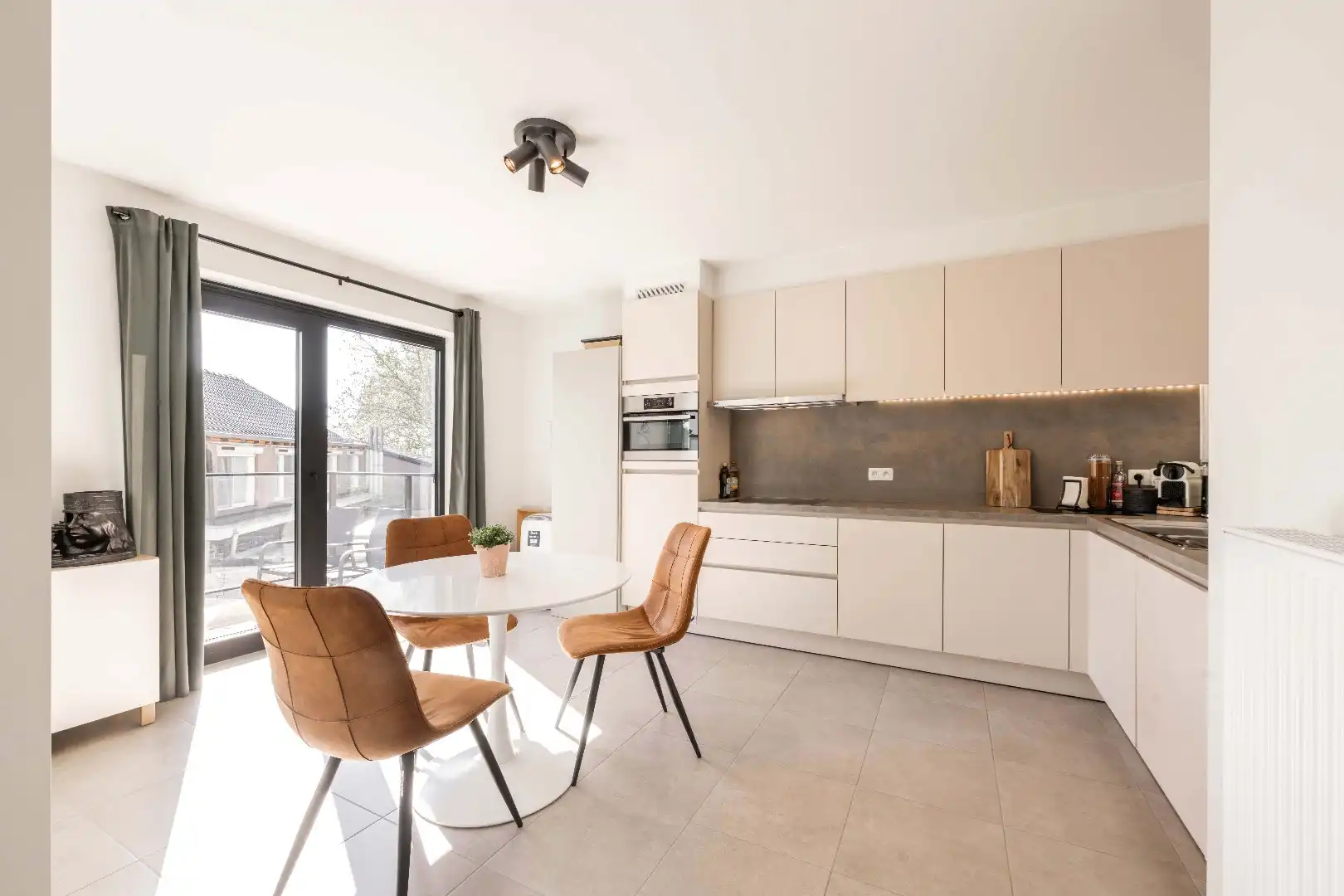 PERFECT ONDERHOUDEN APPARTEMENT (BJ 2018) MET STAANPLAATS & KELDER foto 4