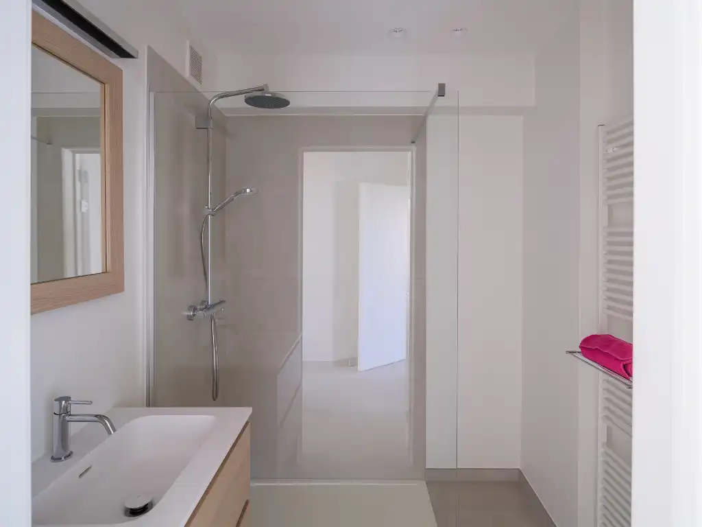 Smaakvol gerenoveerd 2-slaapkamer appartement met twee terrassen. foto 12