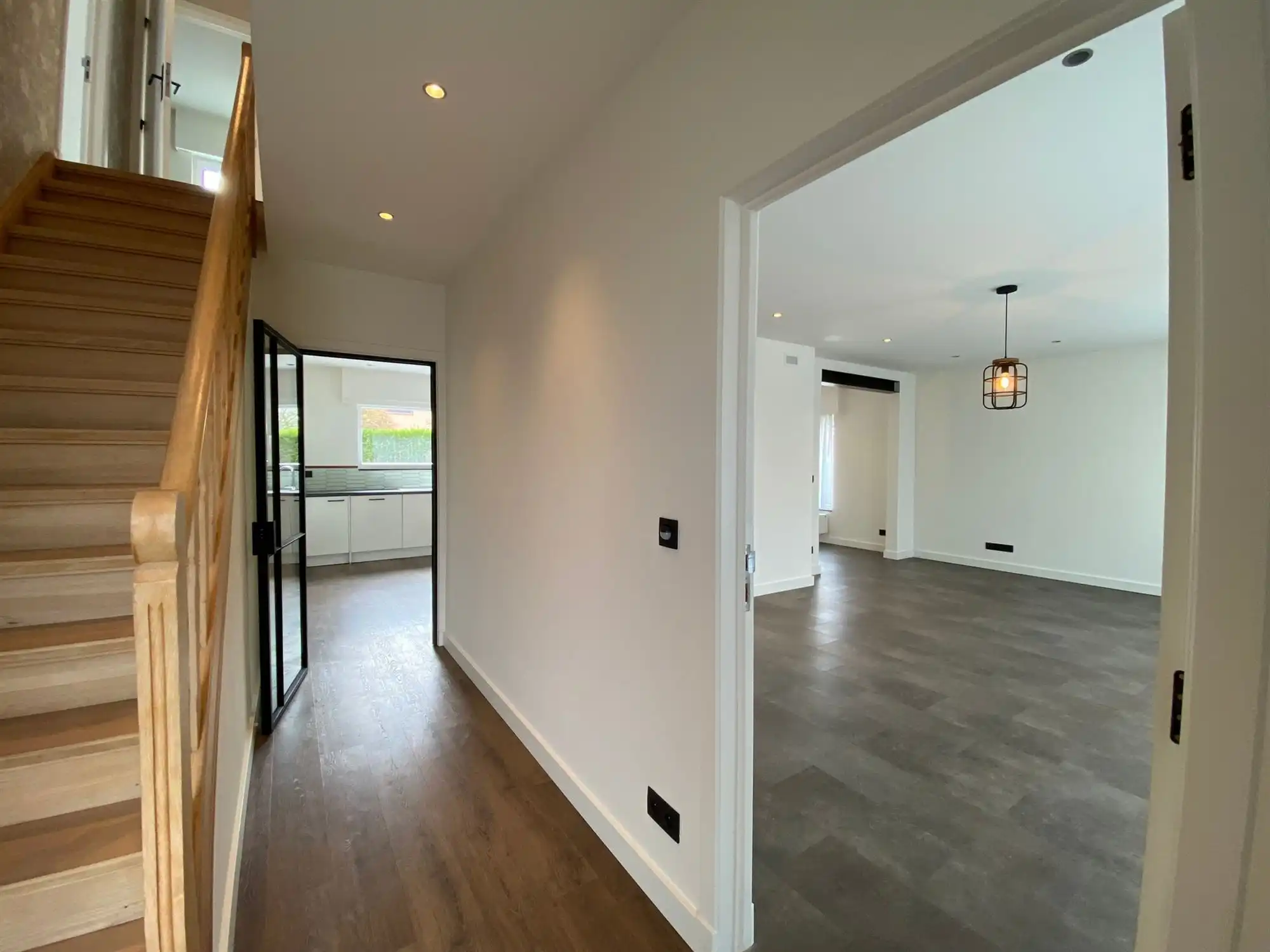 prachtig gerenoveerde woonst met 5 slaapkamers en 2 garages foto 2