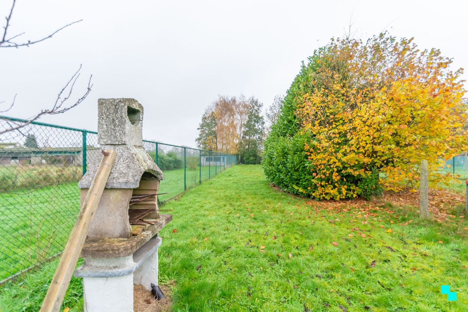 Te renoveren woning met veel potentieel foto 25