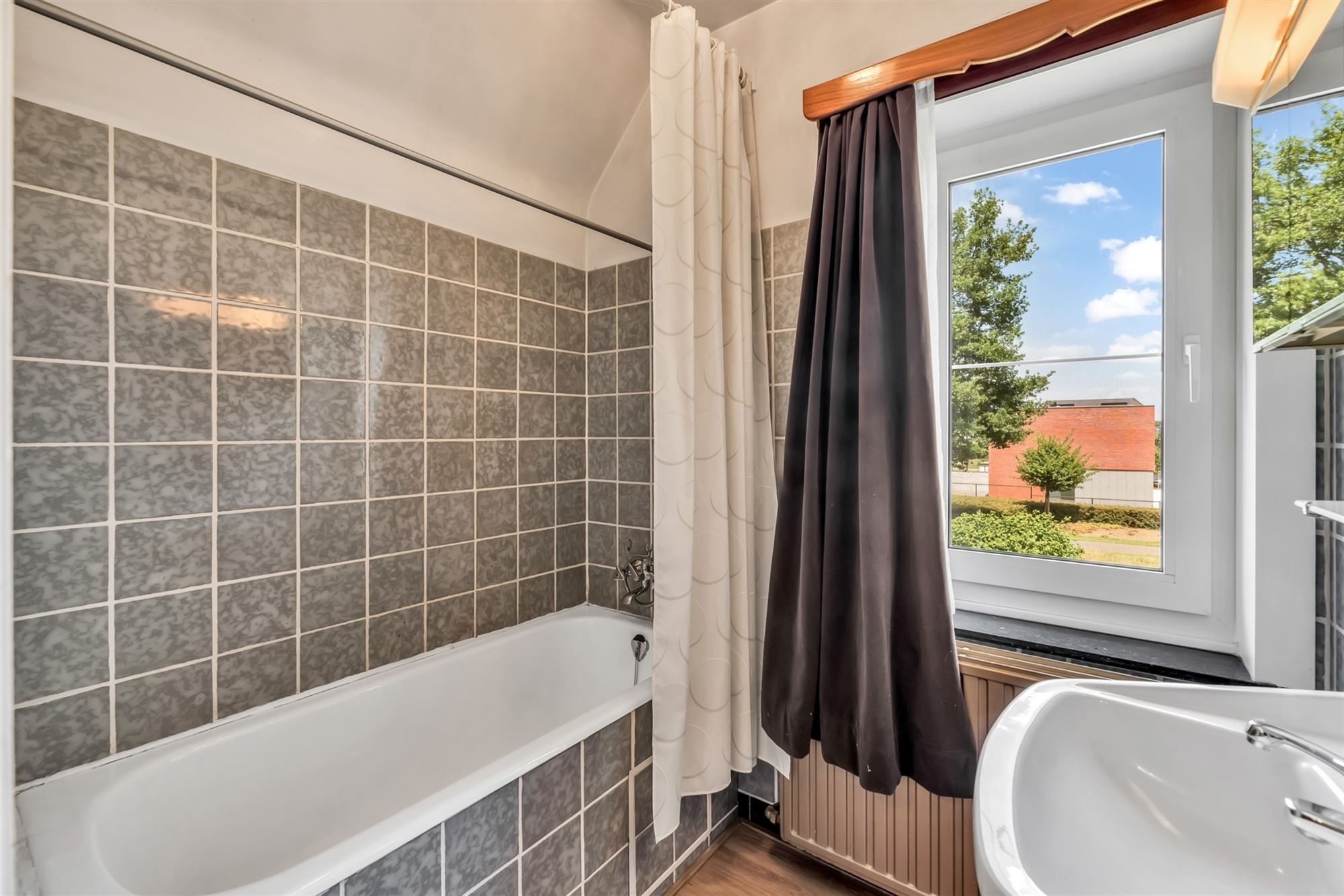 OP TE FRISSEN MAAR ZEER GOED ONDERHOUDEN WONING OP EEN RUIM PERCEEL NABIJ CENTRUM OOSTHAM foto 17