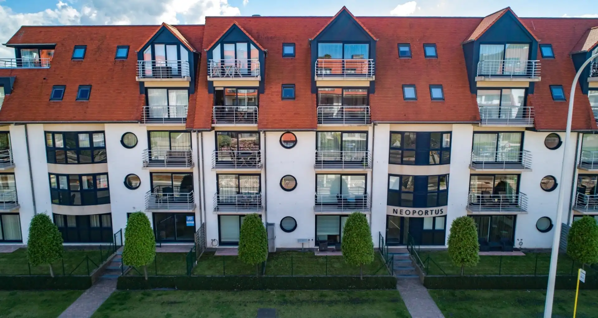 Centraal gelegen garagebox te Nieuwpoort op 1 km van zee foto {{pictureIndex}}