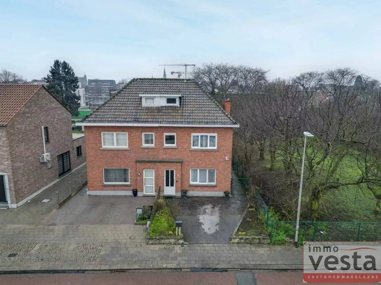 Ruime, te renoveren halfopen woning foto 3