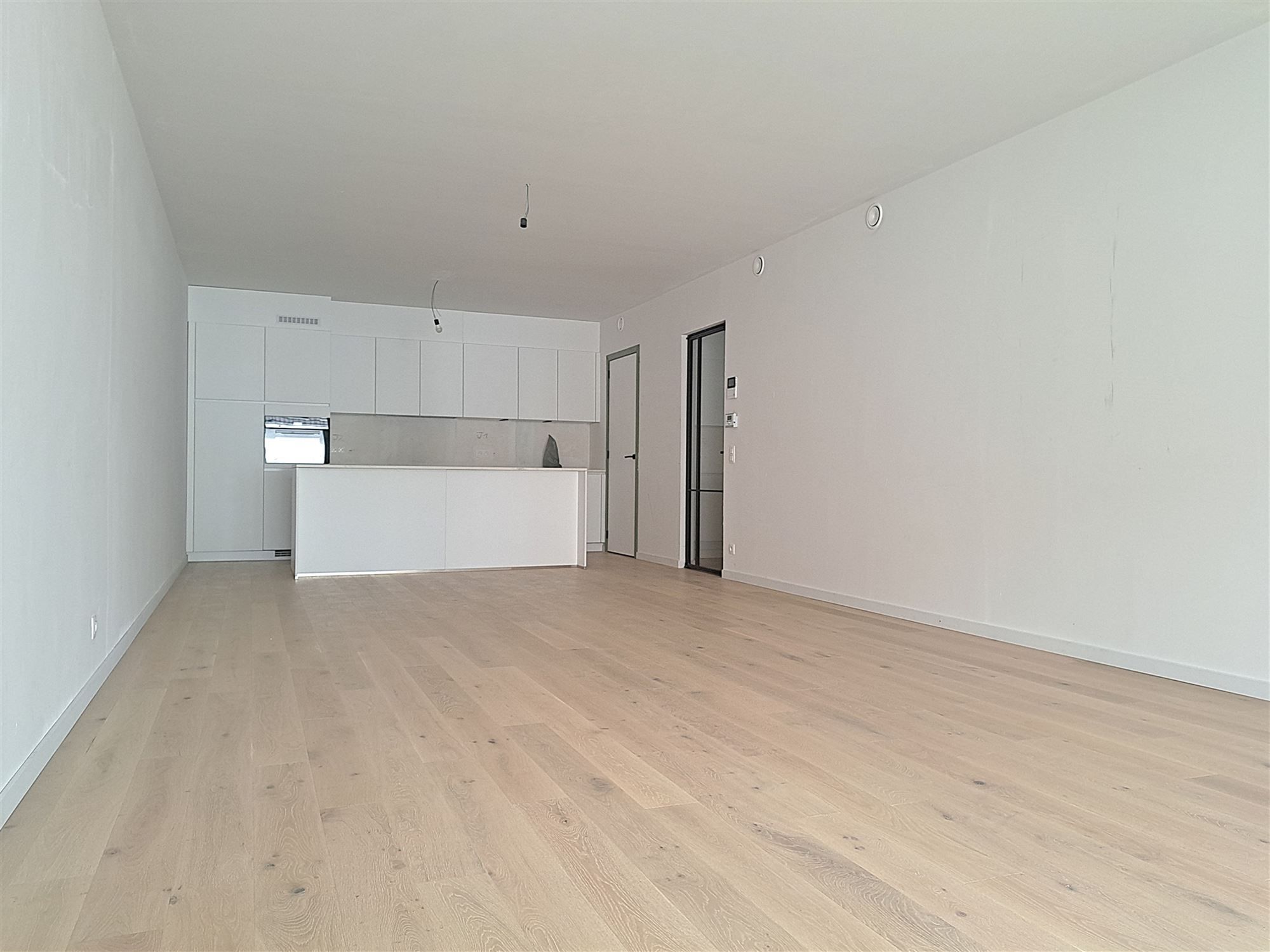 Ontdek dit moderne appartement met een luxueuze afwerking en mooi design. 2 slaapkamers met elk hun badkamer. En met ondergrondse parking. foto 5