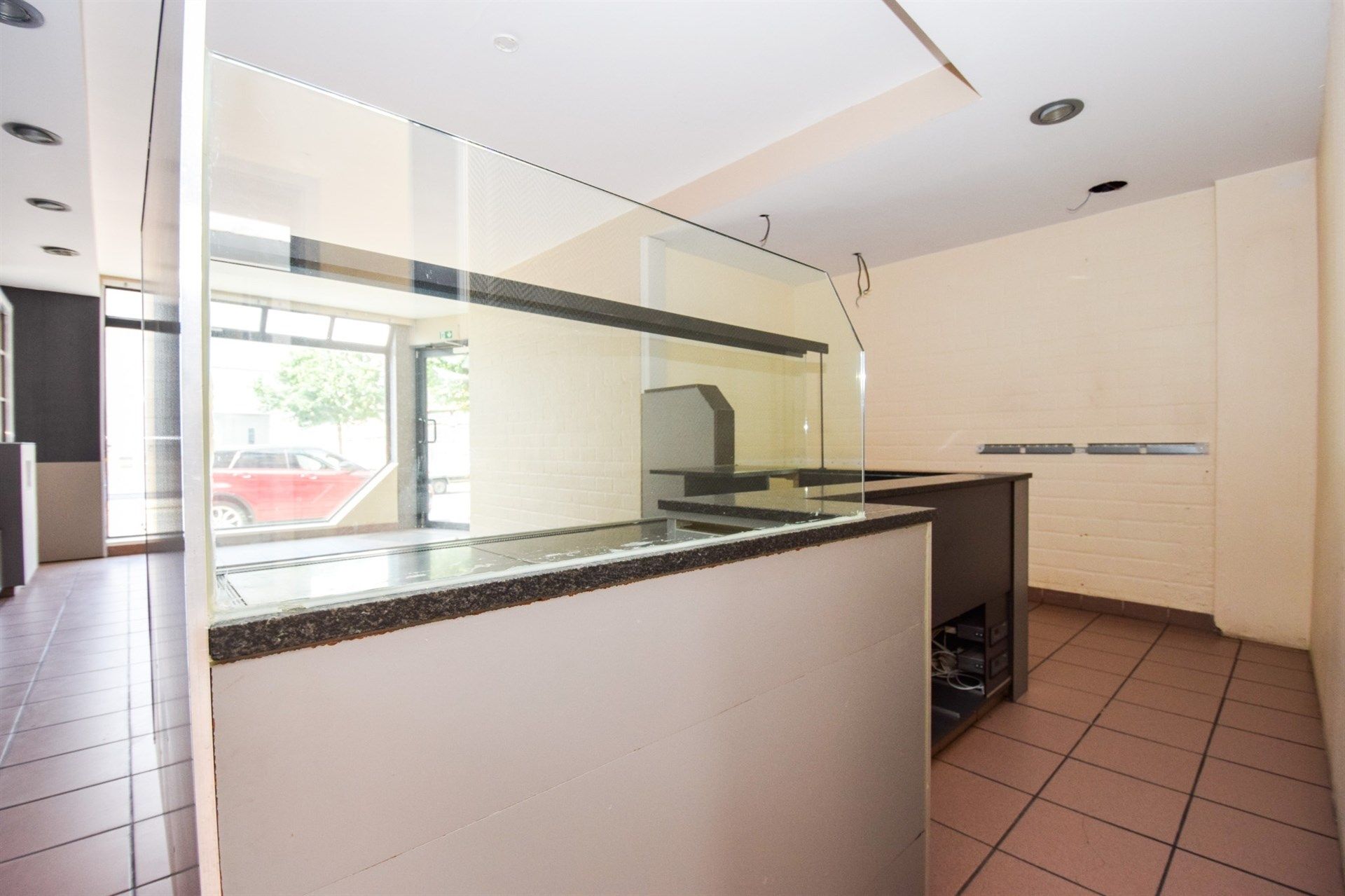 Uitstekend gelegen opbrengsteigendom bestaande uit handelsgelijkvloers + duplex appartement foto 6