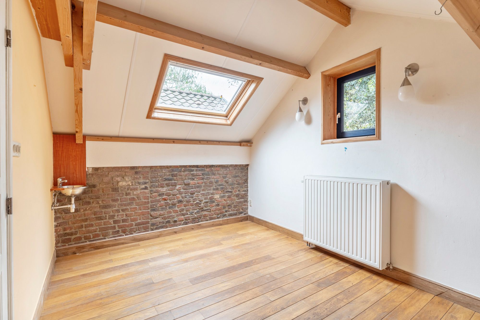 Deels Gerenoveerde Dorpshoeve met Veel Mogelijkheden foto 12