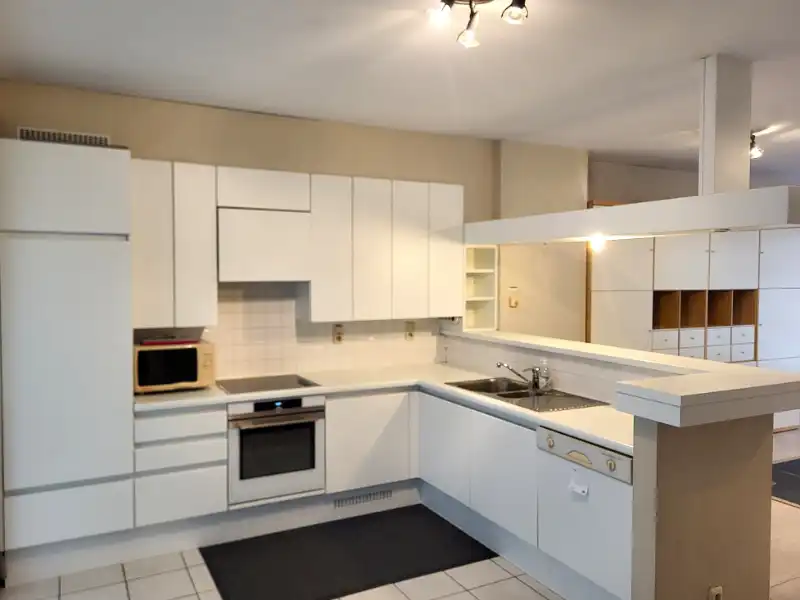 Ruim 2-slaapkamer appartement met zeezicht te koop foto 6