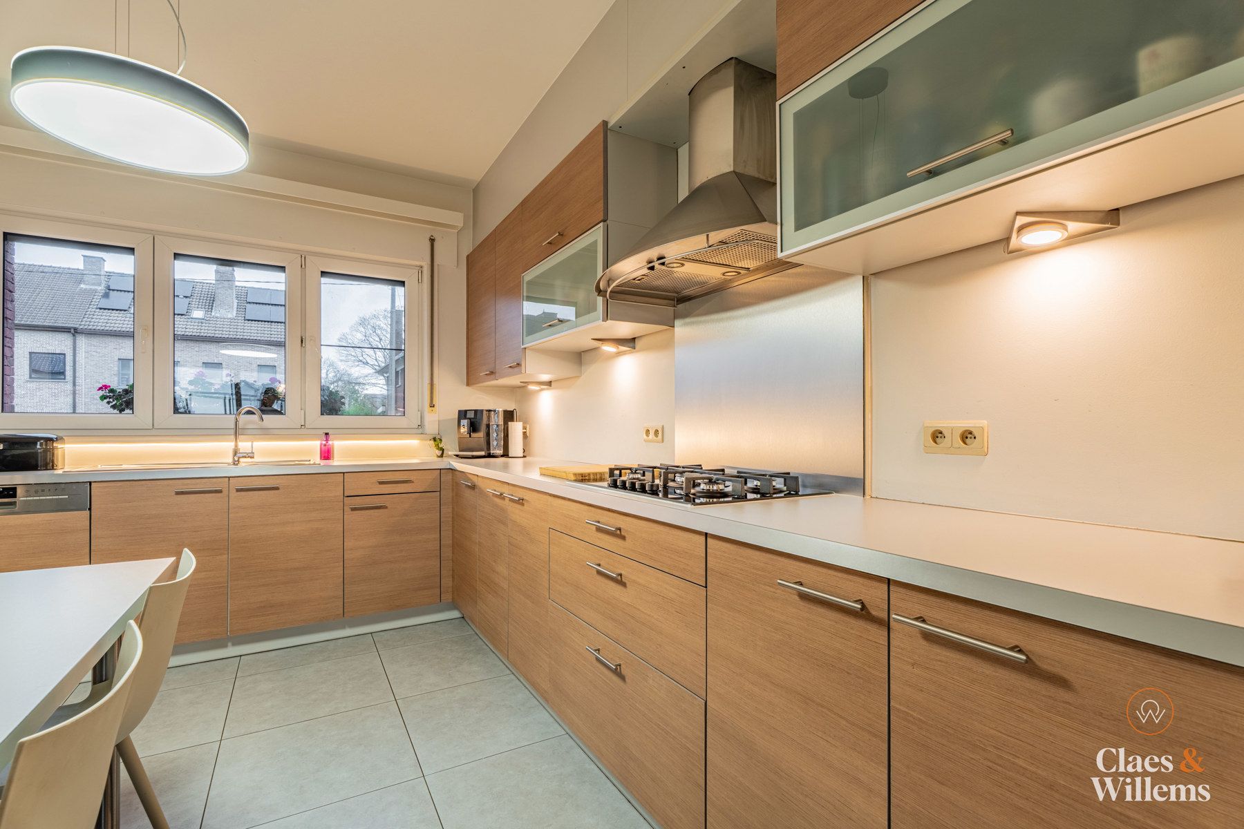 Ruim huis met zonnepanelen en vrije tuin  foto 6