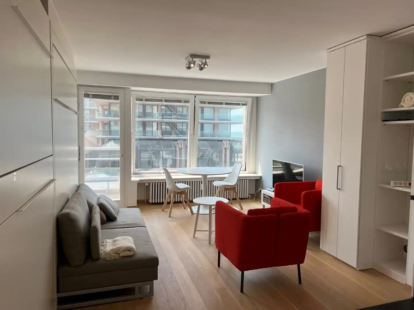 Studio met zijdelings zeezicht centraal gelegen op het Vanbunnenplein foto 5