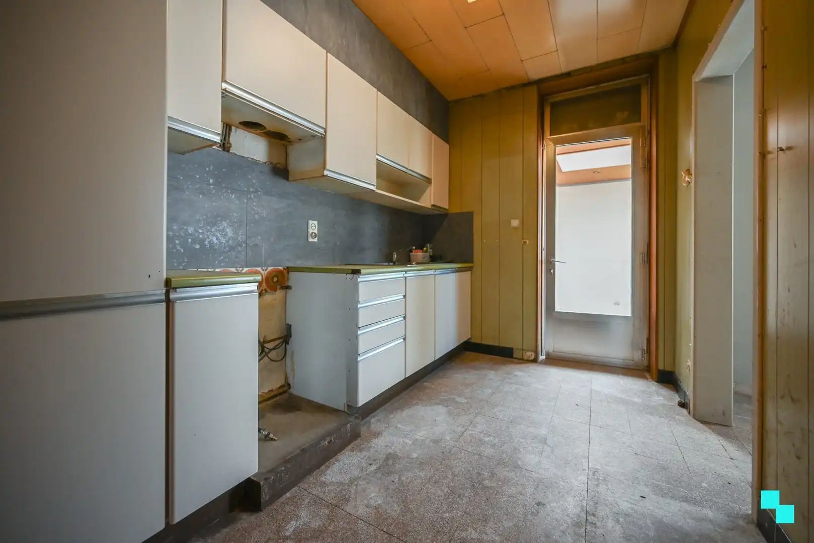 Te renoveren halfopen bebouwing met garage foto 12