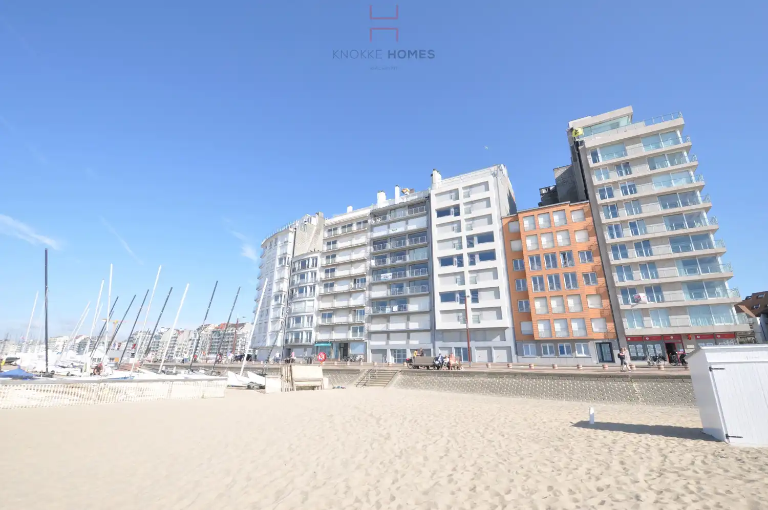 Gesloten garagebox gelegen op de zeedijk van Duinbergen. foto {{pictureIndex}}