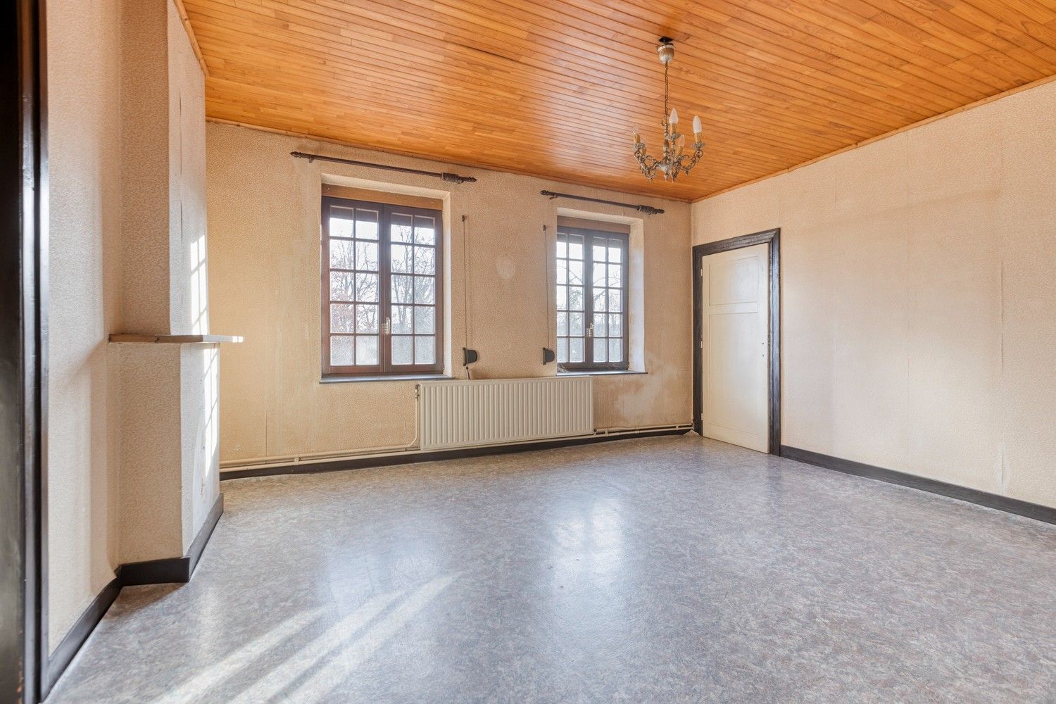 Te renoveren rijwoning met veel potentieel in hartje Genk foto 18