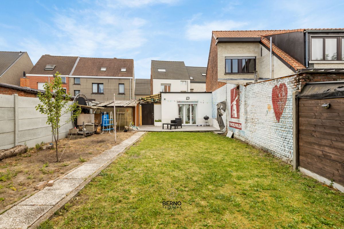 Ruime gerenoveerde gezinswoning met 3 slaapkamers en garage. foto 26