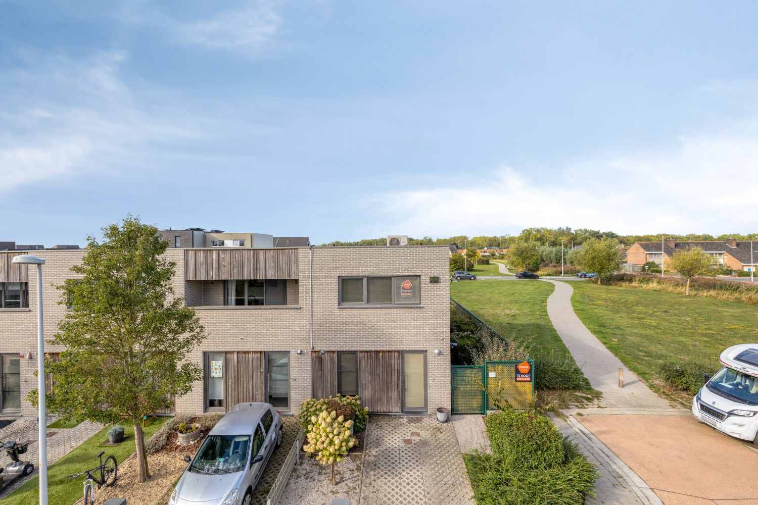 Halfopen recente woning te koop in rustige wijk Baanhof foto 2
