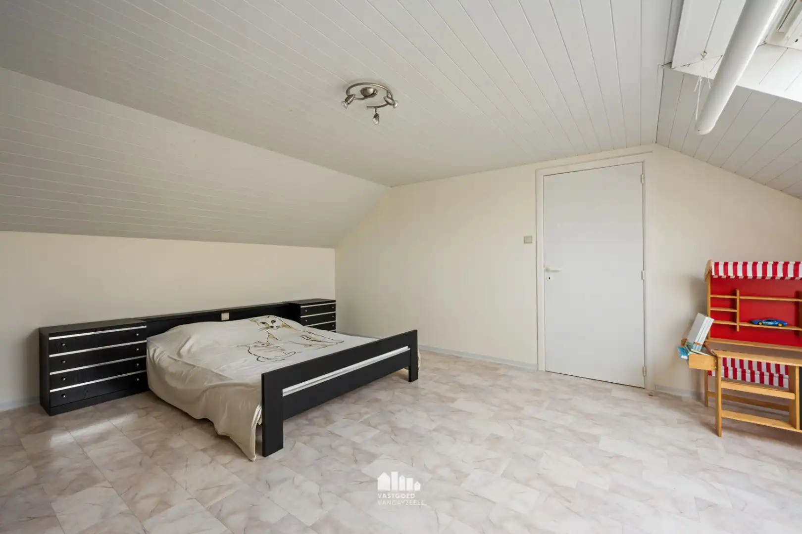 Instapklare villa met zonnige tuin op topligging in rustige wijk te Ieper    foto 24