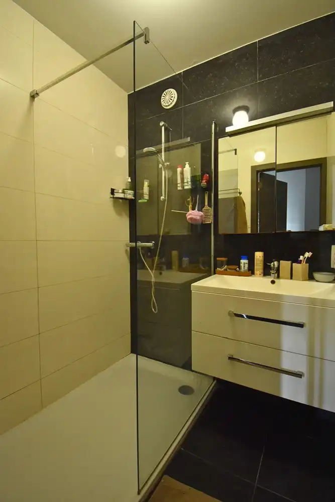 Modern appartement met 2 slaapkamers en garage foto 8