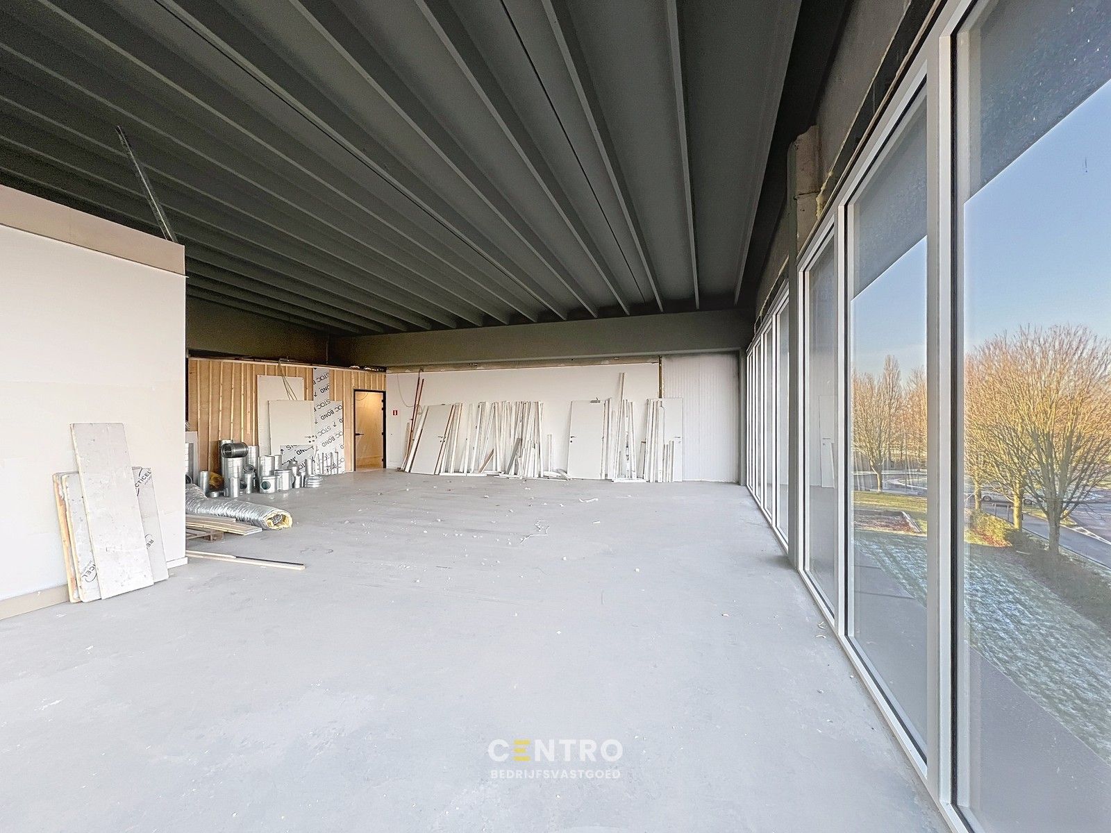 Energiezuinige, vernieuwde SERVICED kantoorruimte met mogelijkheid om een MAGAZIJN (215m²) bij te huren op Ieper Business Park! foto 17