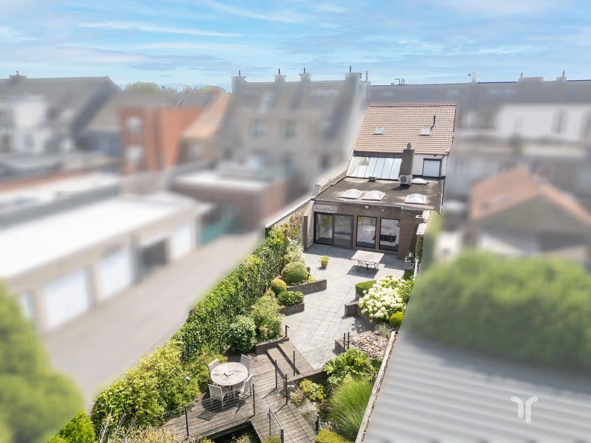 Instapklaar pand, met tal van mogelijkheden, met ruime tuin en uitweg. foto {{pictureIndex}}