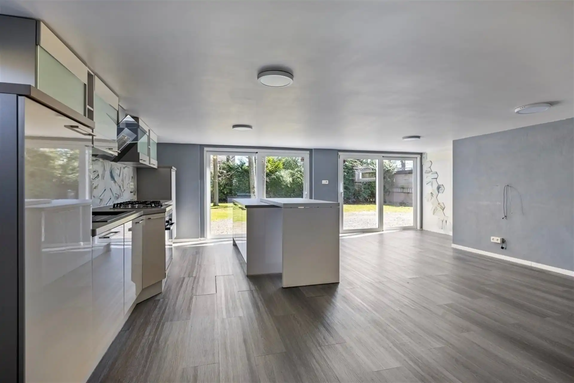 Ruime gerenoveerde villa met 4 slaapkmaers in residentiele wijk foto 17