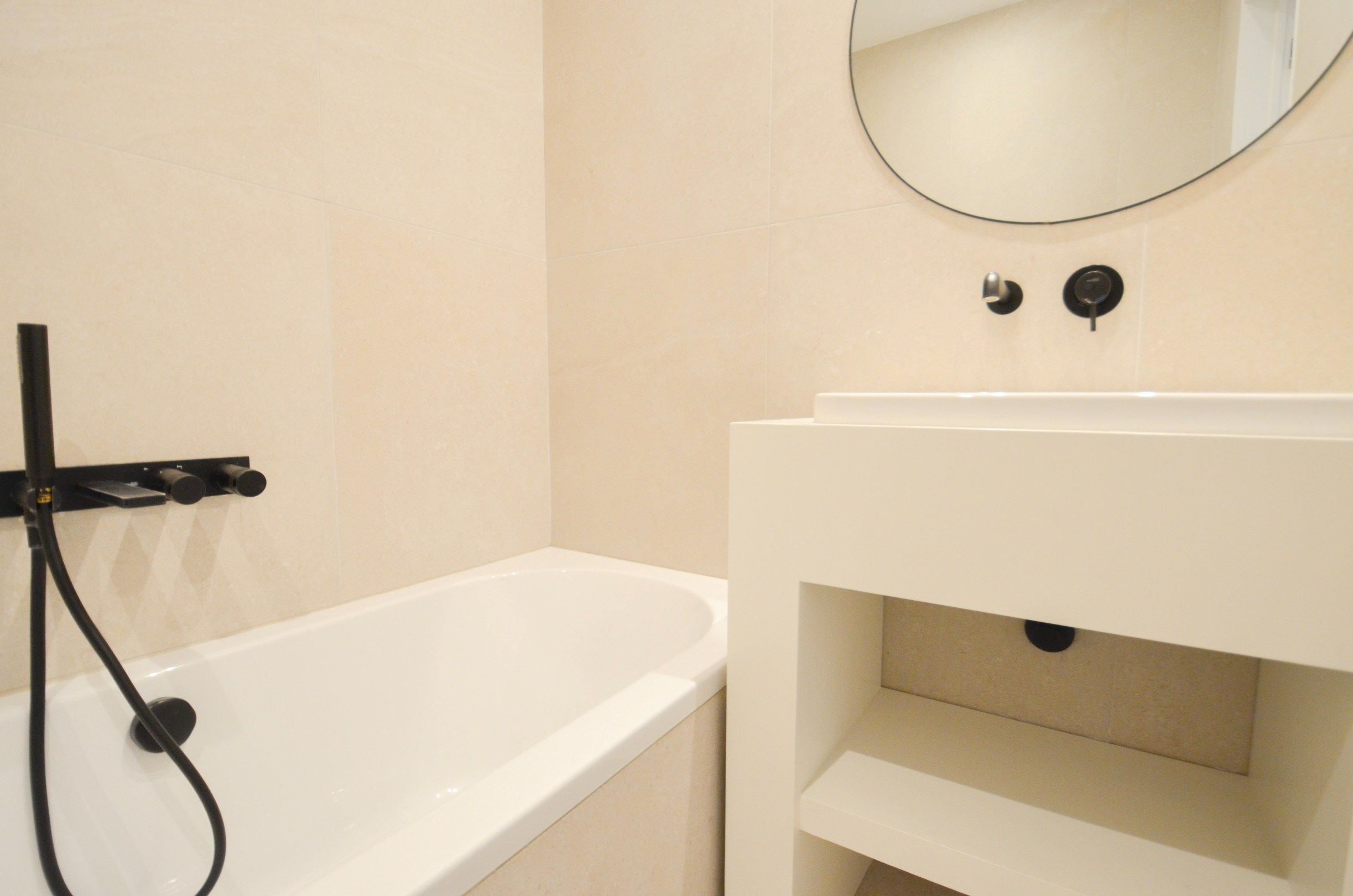 Volledig gerenoveerd, lichtrijk appartement op wandelafstand van zee en het commercieel centrum. foto 11