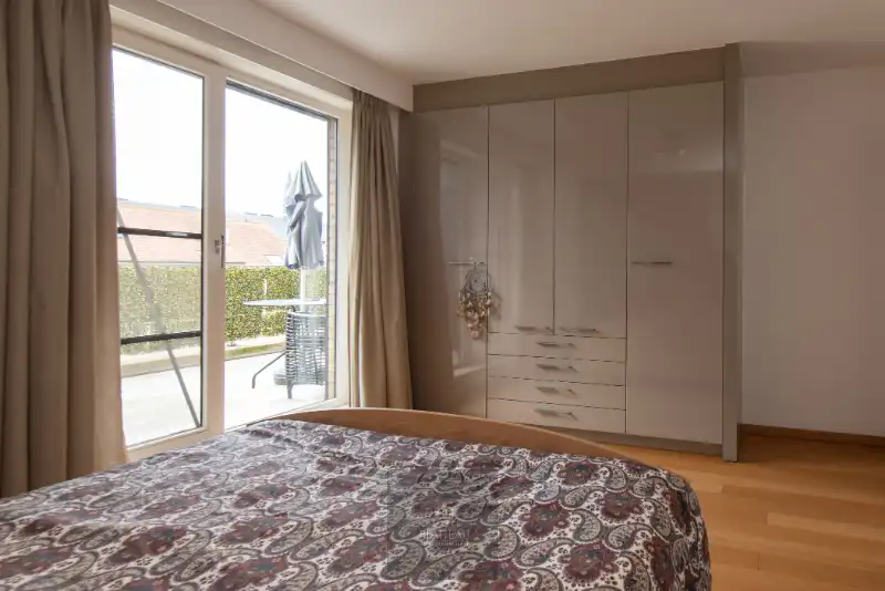 Prachtig appartement met 3 slpk en grote terrassen, zeer centraal gelegen te Nieuwpoort-Stad op slechts 150m van de markt. foto 18