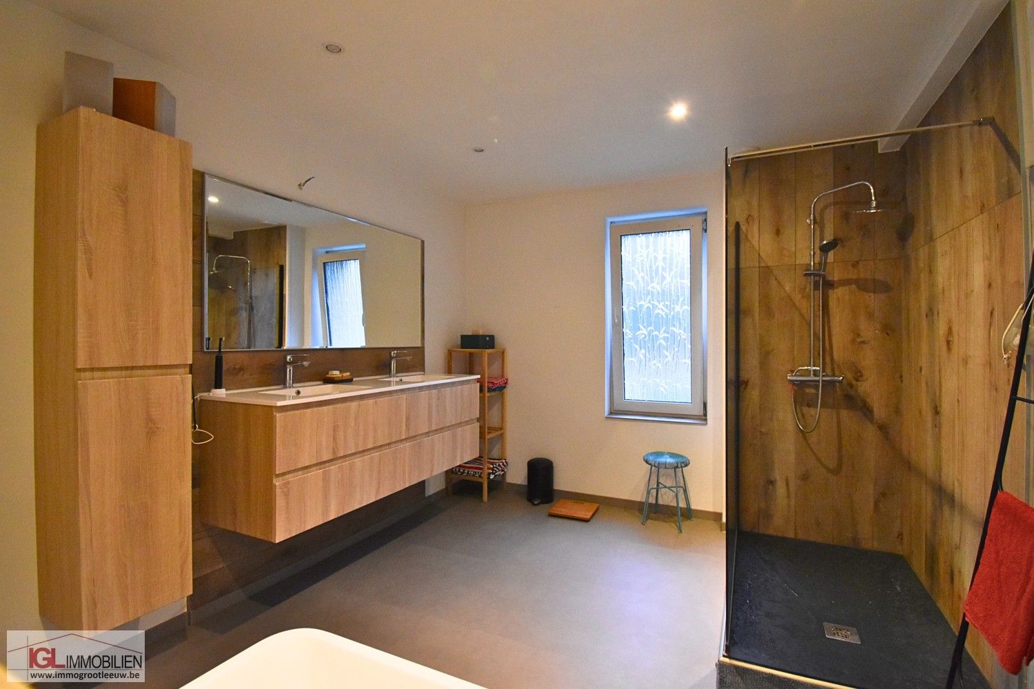 Ruime gezinswoning met 4 slaapkamers, tuin, terras en 2 staanplaatsen te huur foto 14