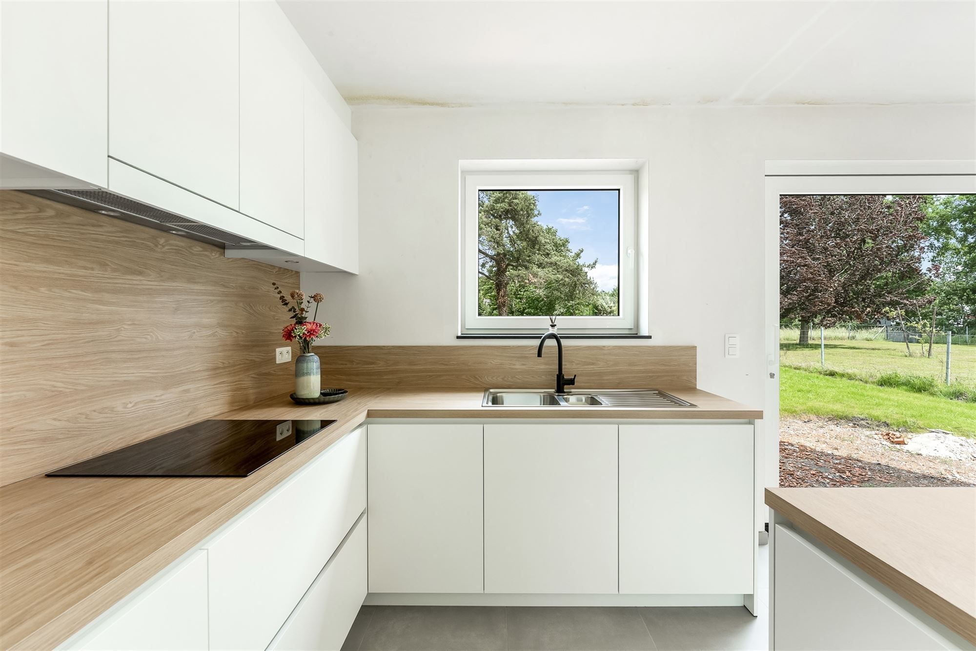 VOLLEDIG AFGEWERKTE NIEUWBOUWWONING IN DOODLOPENDE STRAAT foto 3