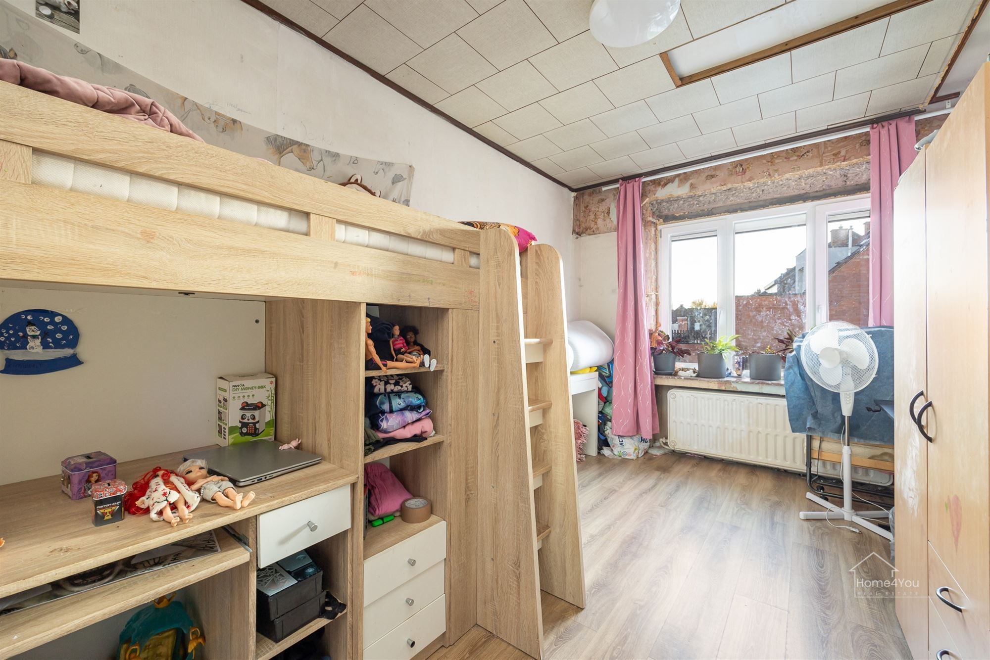 Op te frissen woning met zéér ruime extra zolder foto 11