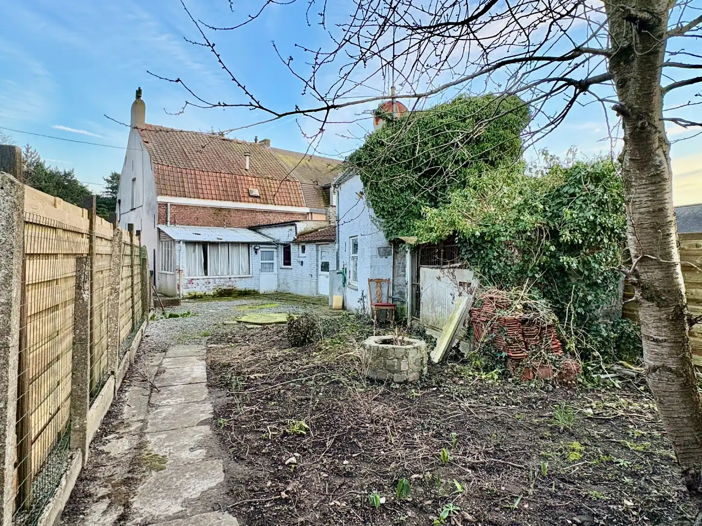 Hoofdfoto van de publicatie: Renovatieproject op 767 m², met garage en uitweg. 