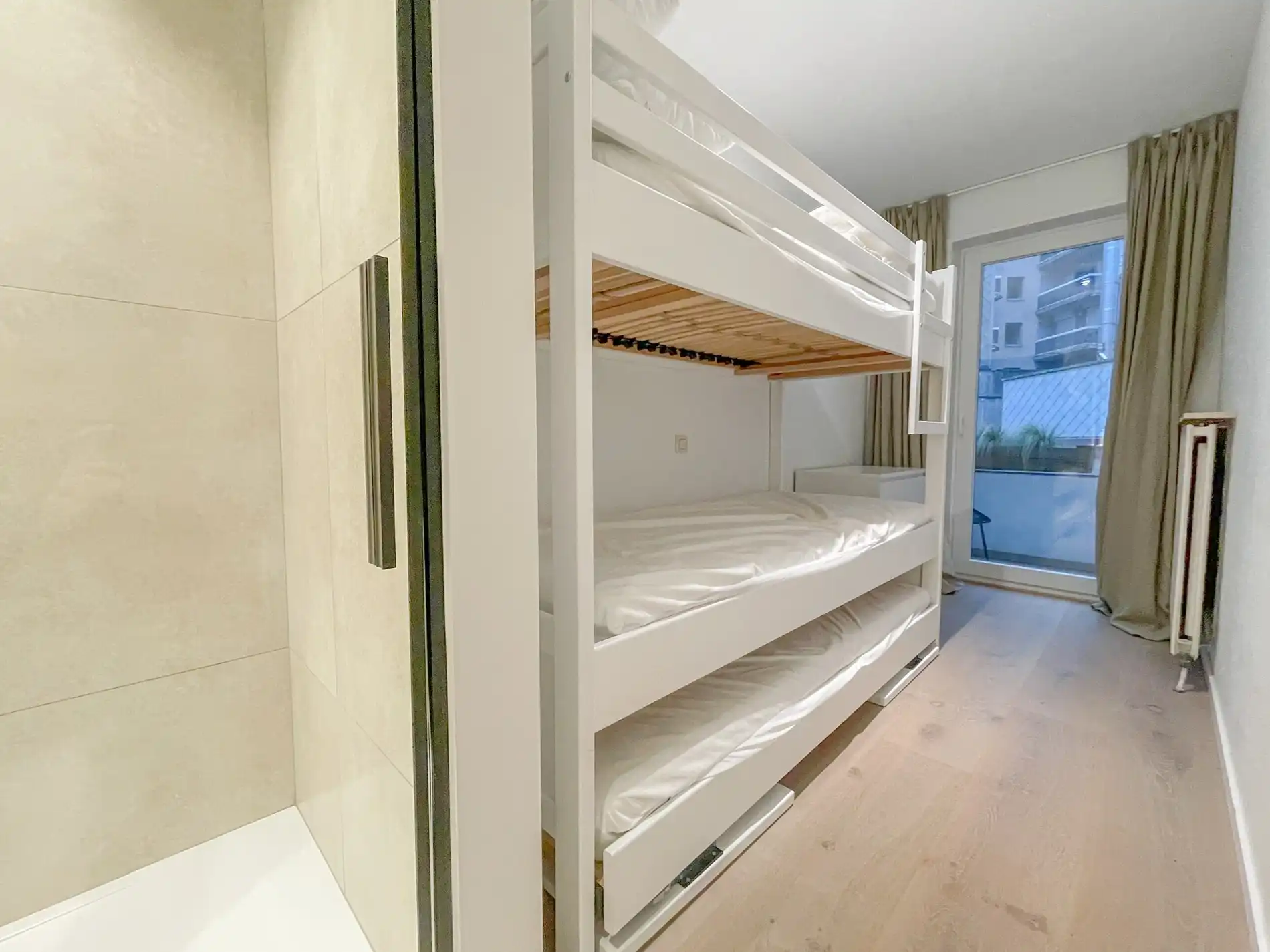 Stijlvol gerenoveerd appartement gelegen op een boogscheut van de zee. foto 17