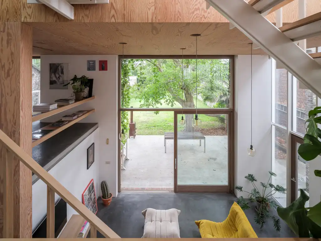 Uniek vastgoed! Exclusieve en creatieve site met twee kantoorruimtes, een polyvalent handelspand, een short-staystudio en een bijzonder architecturale split-levelwoning met ruime tuin, op een boogscheut van het stadscentrum. foto 3