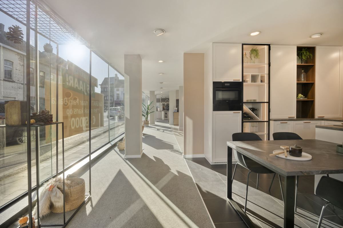 BAANWINKEL MET PARKING OP TOPLOCATIE foto 9