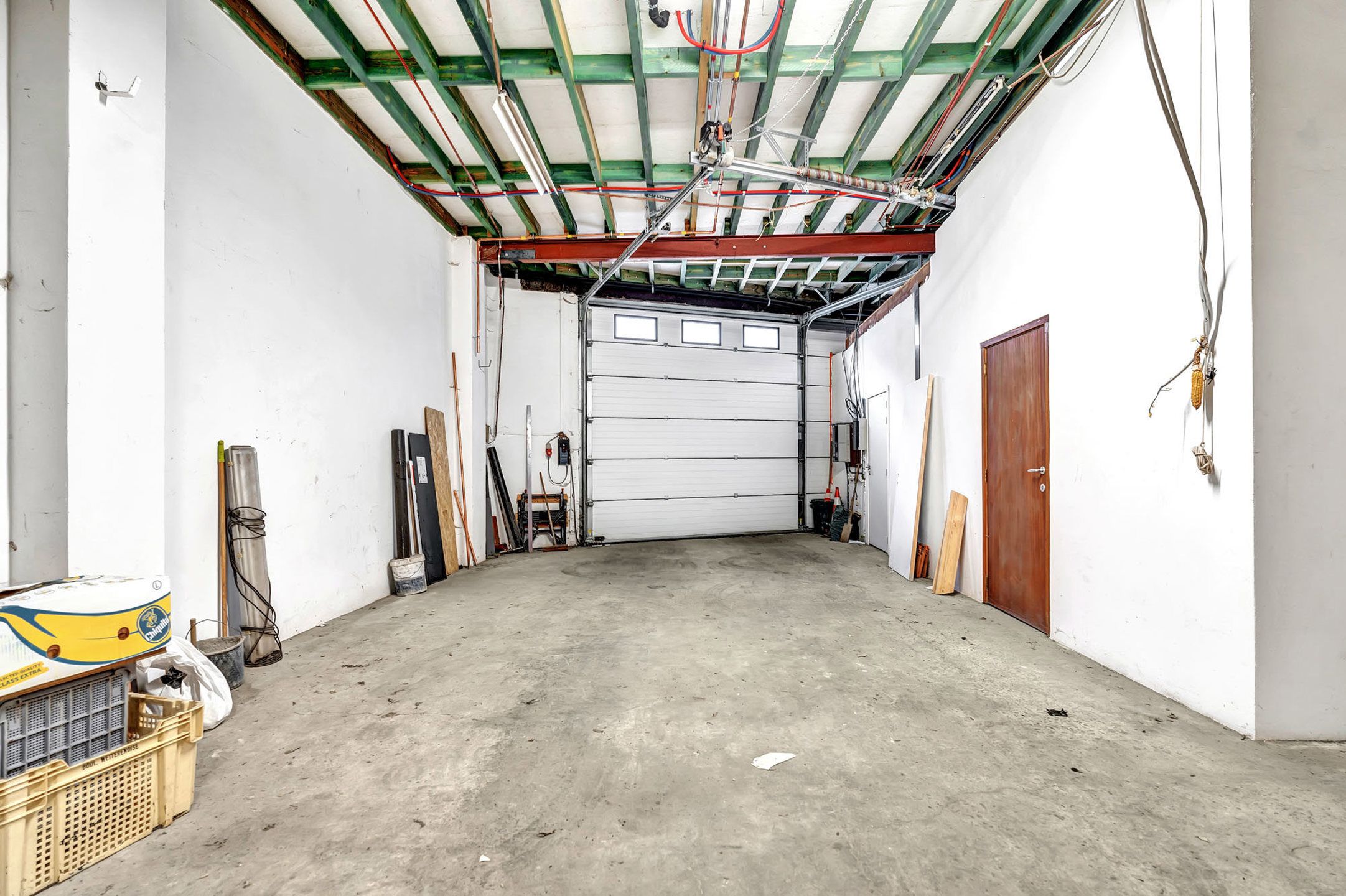 Goed gelegen opslagplaats met ruim af te werken appartement foto 4