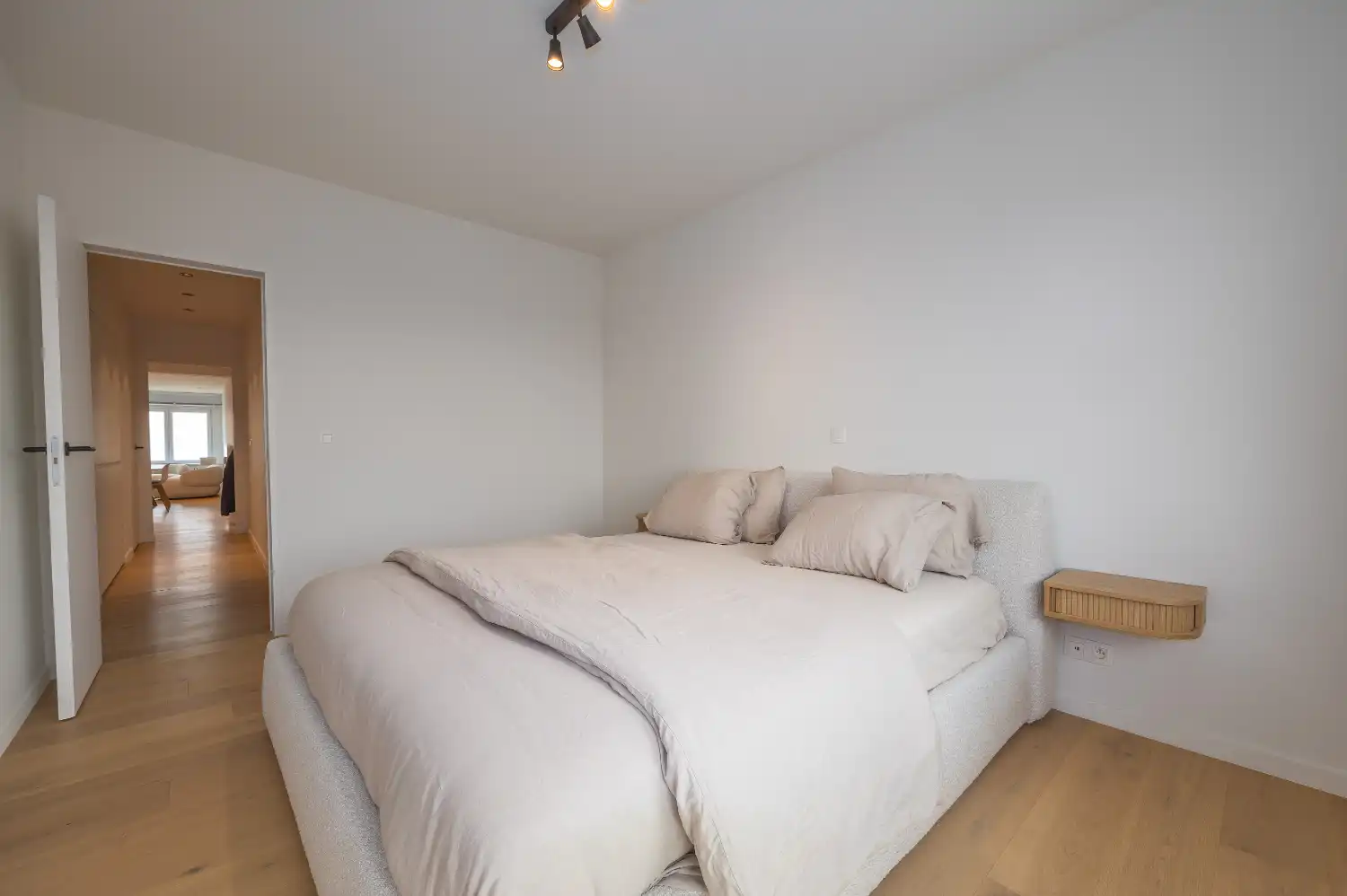 Gerenoveerd appartement met frontaal zeezicht foto 27