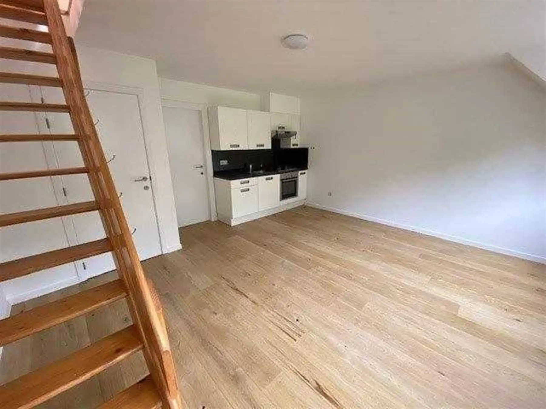 Woning met 3 verhuurde units en ruim magazijn met aparte toegang foto 8